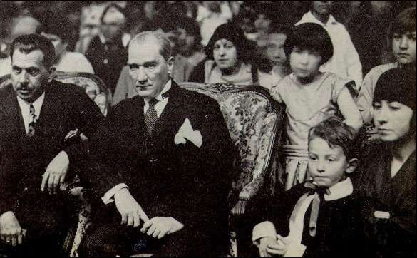 Atatürk, Ankara Palas’taki çocuk balosunda Ömer İnönü ile, 23 Nisan 1929.