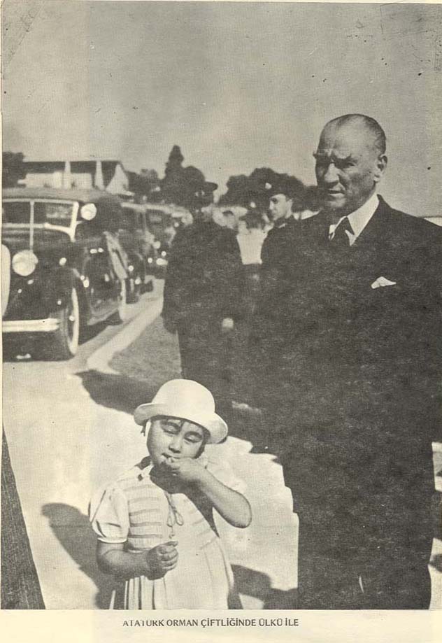 Atatürk, Orman Çiftliği’nde küçük Ülkü ile.