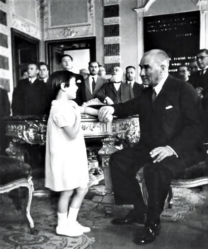 Atatürk, küçük Ülkü ile İstanbul’da resim ve heykel sergisinde, 20 Eylül 1937.